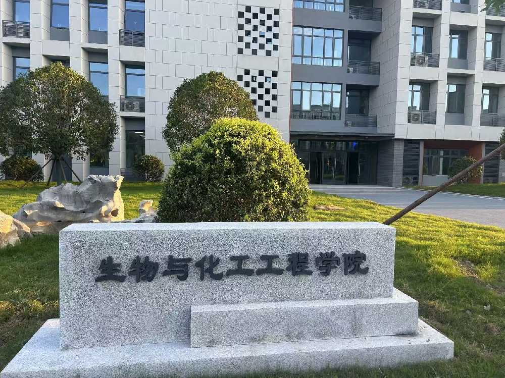 普格县扬州职业大学体育场高杆灯项目
